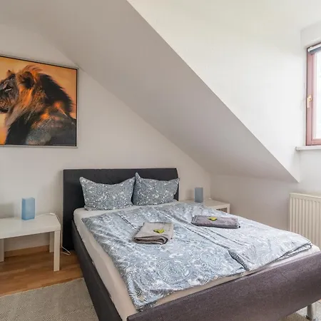 Gemuetliche Dachgeschosswohnung -waldstrassenviertel 아파트