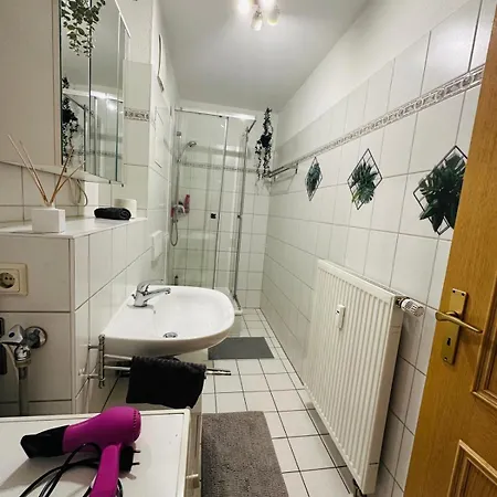Gemuetliche Dachgeschosswohnung -waldstrassenviertel 아파트 *
